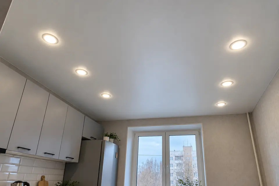 Потолок на кухне — освещение